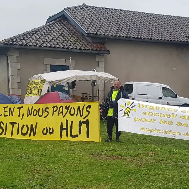 Campement des sans-abri, installé par le DAL devant le cimetière Saint Pierre.