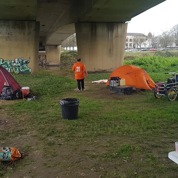 Didier Pargade « l'ami Chaussette » sur le campement du DAL sous le Pont des Arènes.